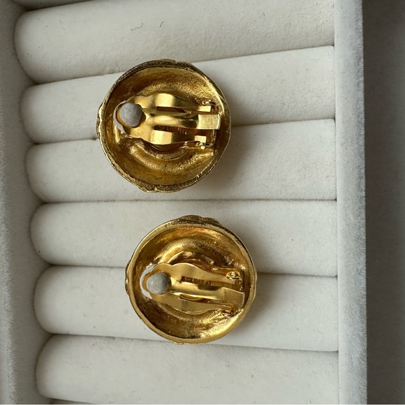 ❌SOLD❌ CHANEL Vintage Faux Pearl Clip On Earrings - Picture 3 of 6